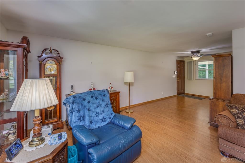 920 E Shoop Property Photo 8
