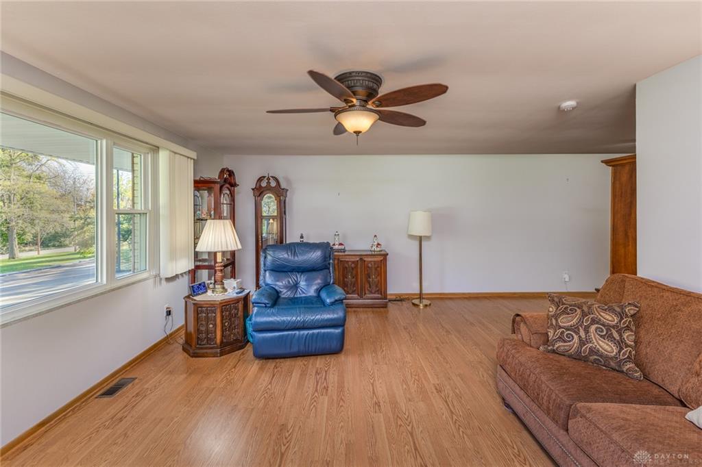 920 E Shoop Property Photo 9