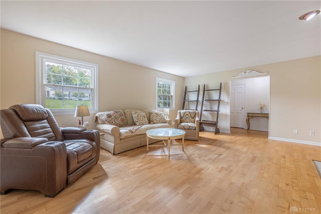 5598 Folkestone Property Photo 4