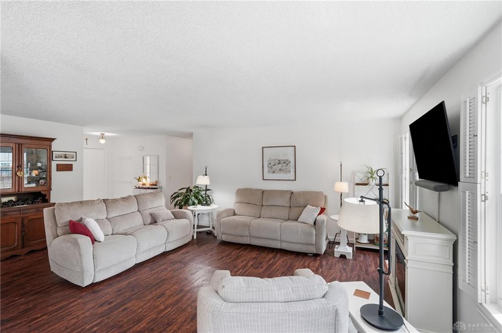 927 Golden Meadows Property Photo 8