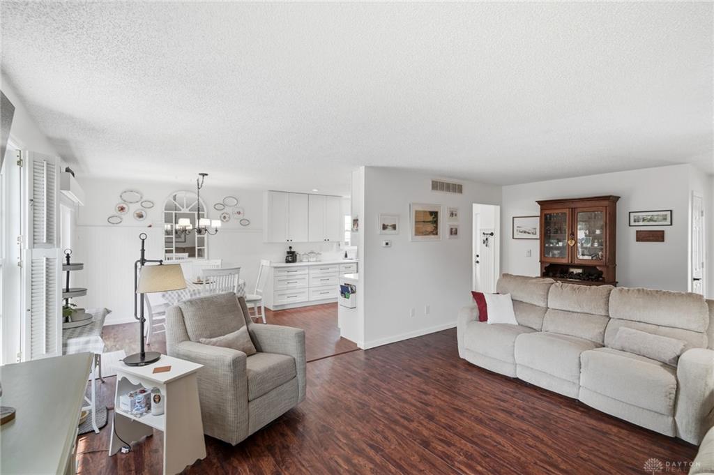 927 Golden Meadows Property Photo 9