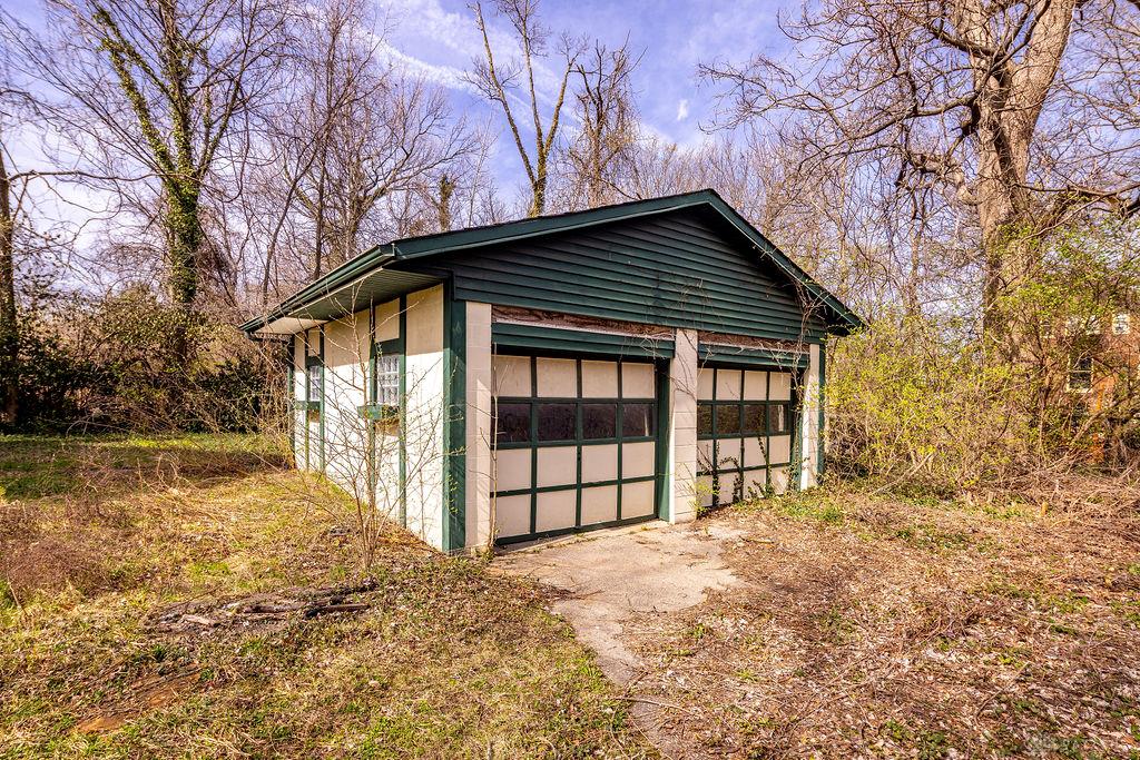990 Burton Property Photo 4