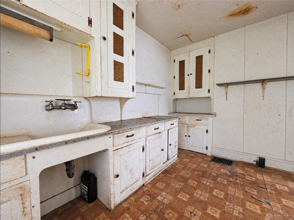 419 S Clairmont Property Photo 15