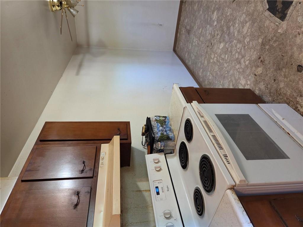 641 Skyles Property Photo 6