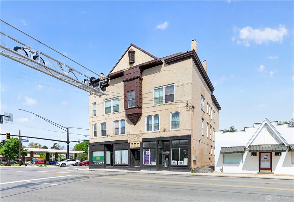 7045-7049 Montgomery