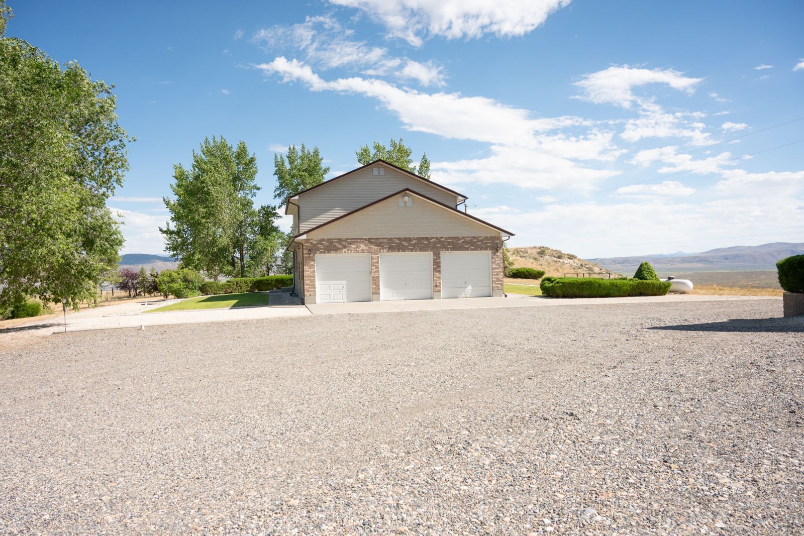 2526 Crestview Drive Property Photo 2