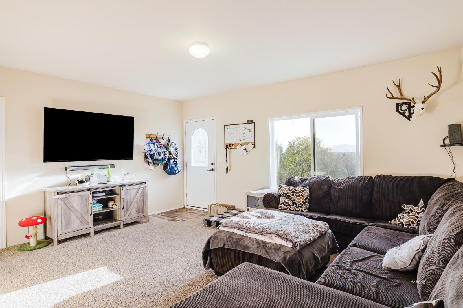 571 Holiday Drive Property Photo 3