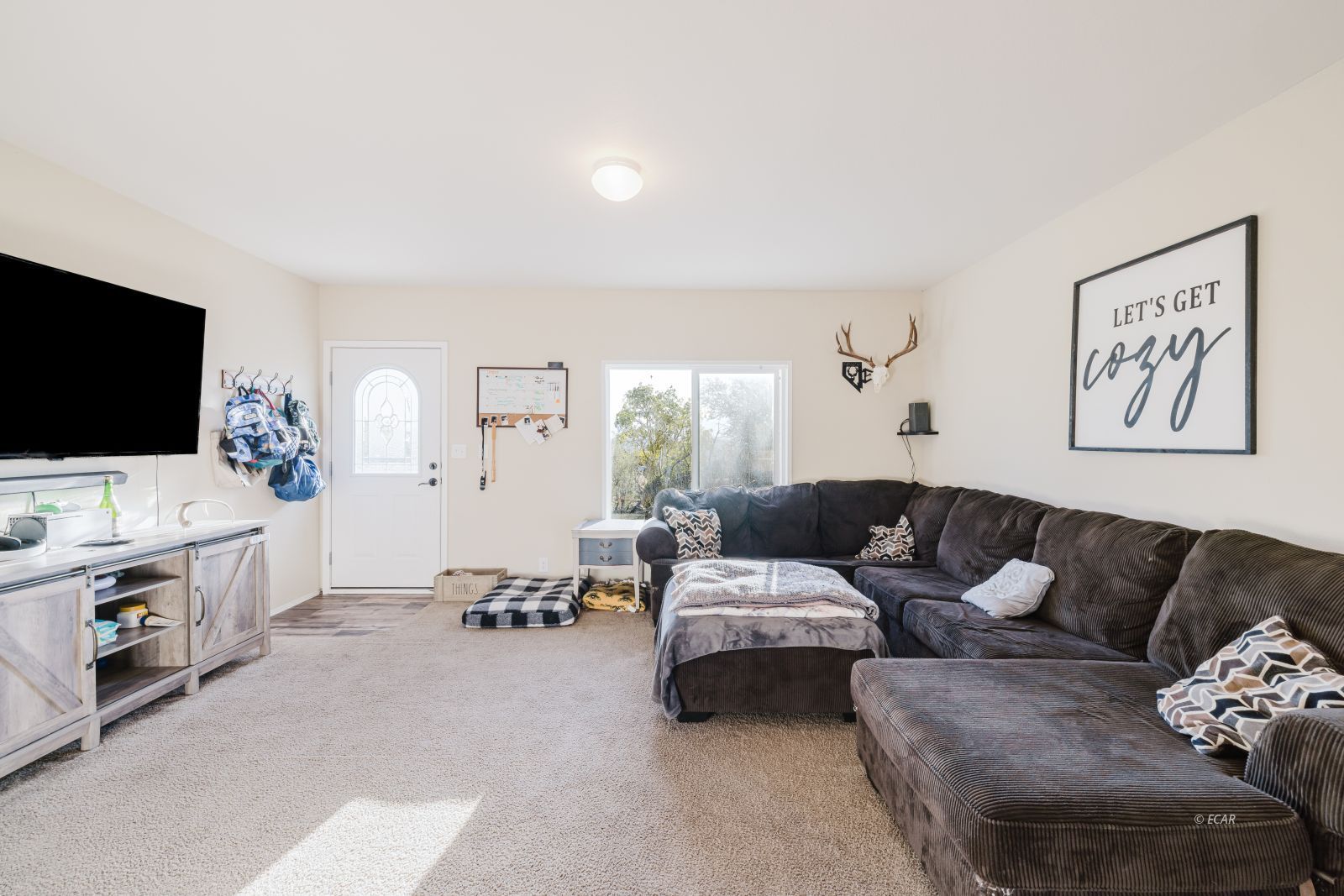 571 Holiday Drive Property Photo 4