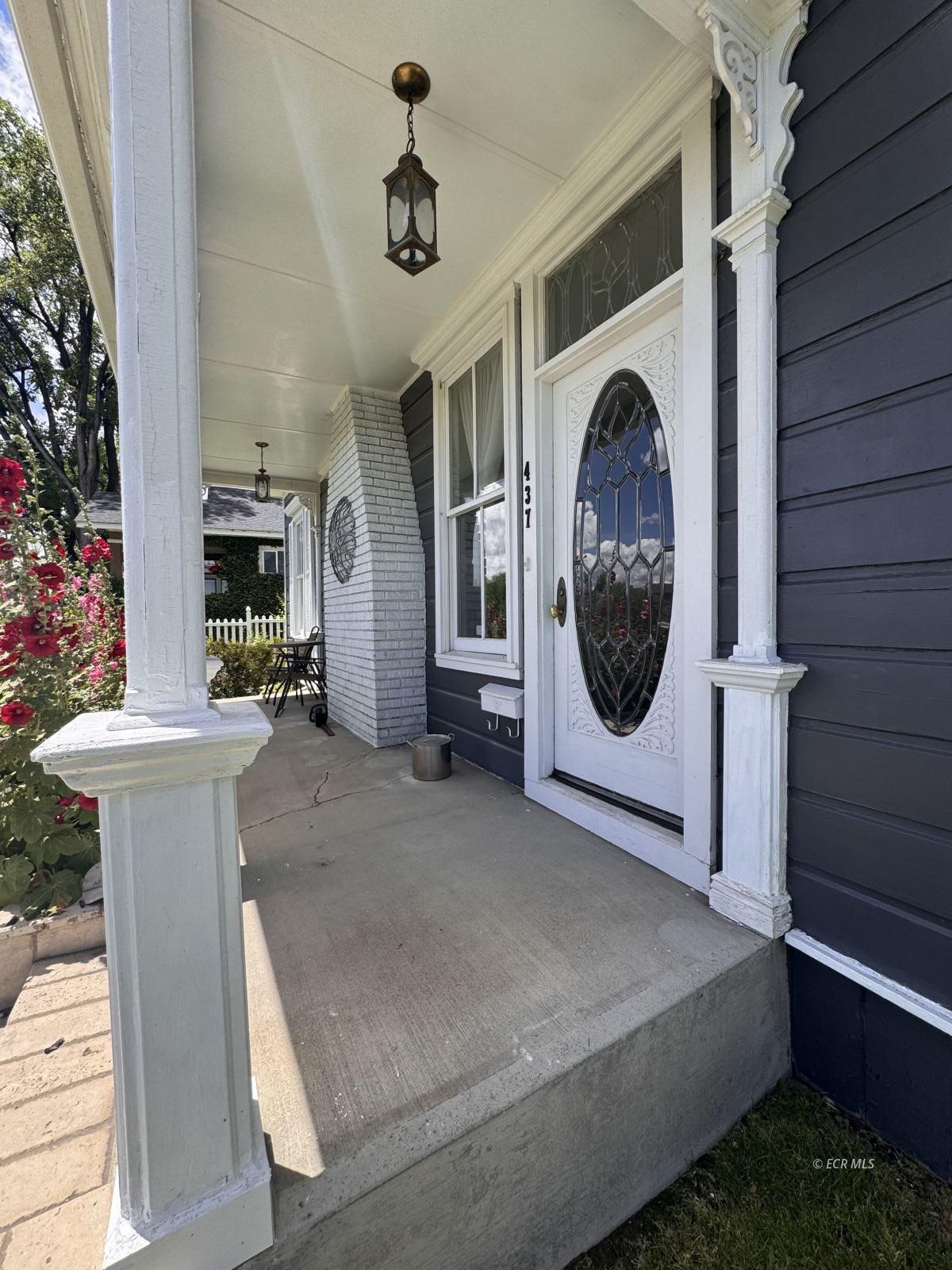 437 Pine Street Property Photo 2