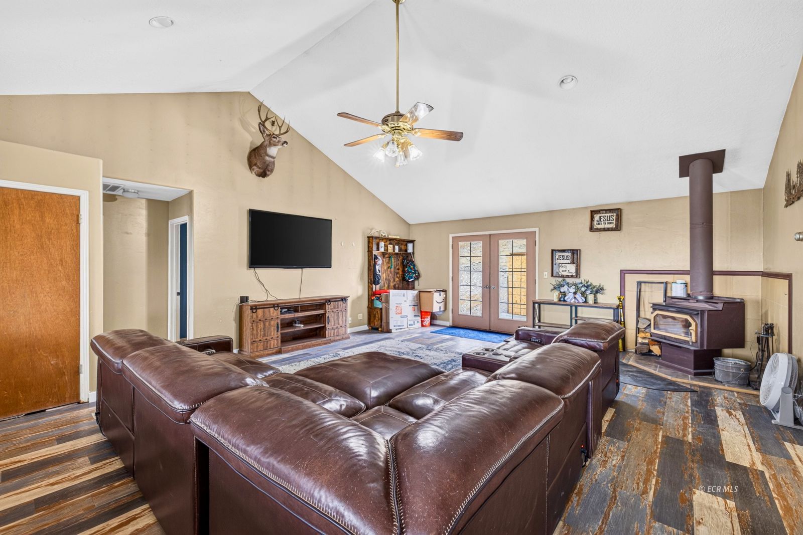 811 Hilltop Drive Property Photo 4
