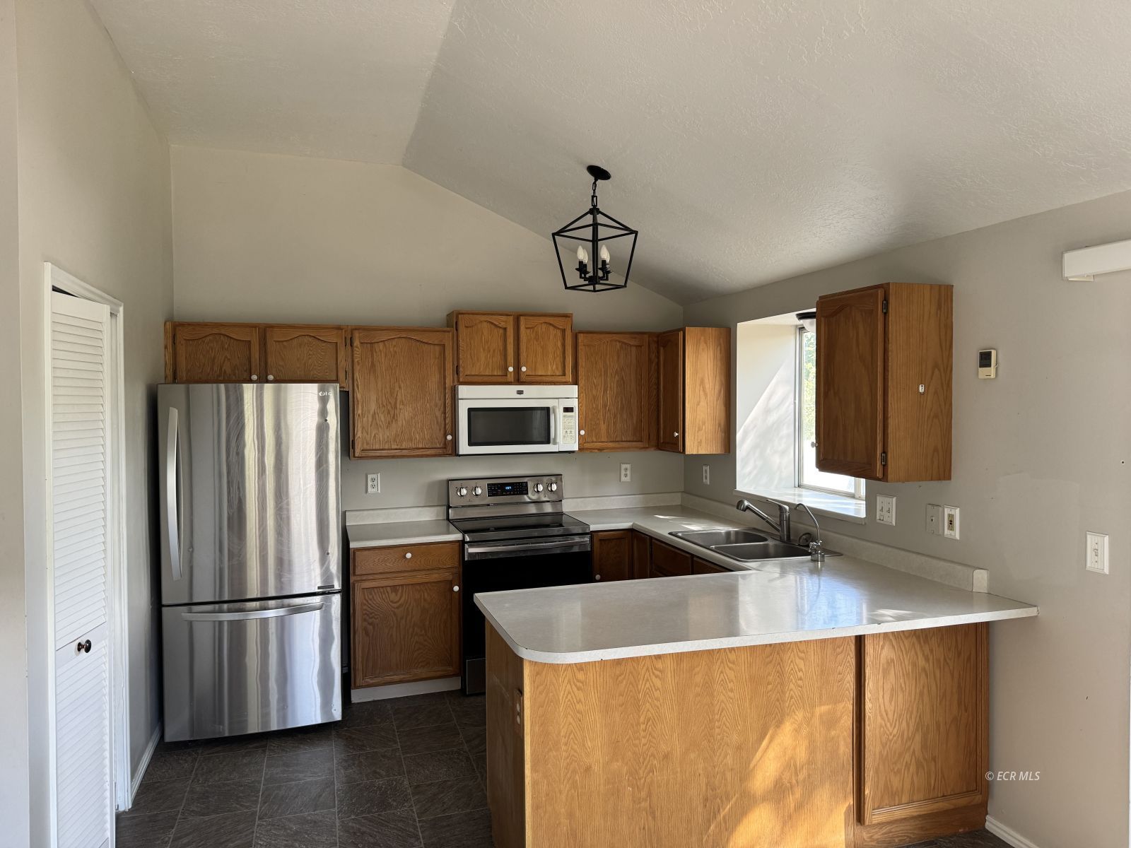 2126 Colonial Drive Property Photo 3