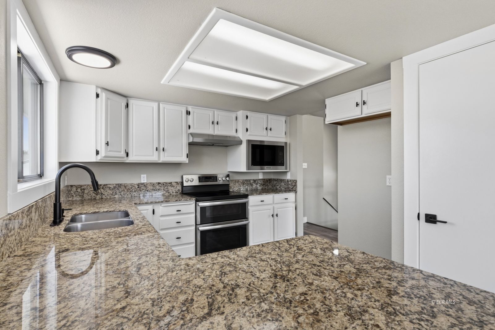 391 Edgebrook Drive Property Photo 11