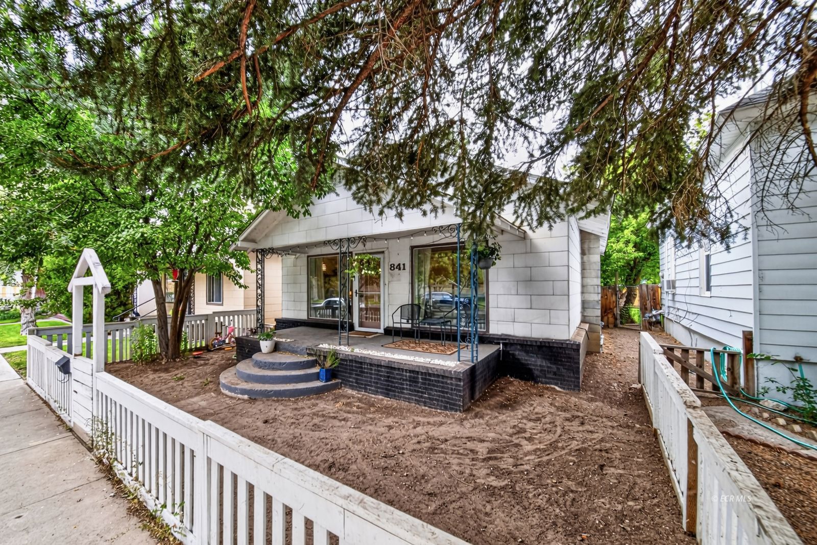 841 Pine Street Property Photo 1