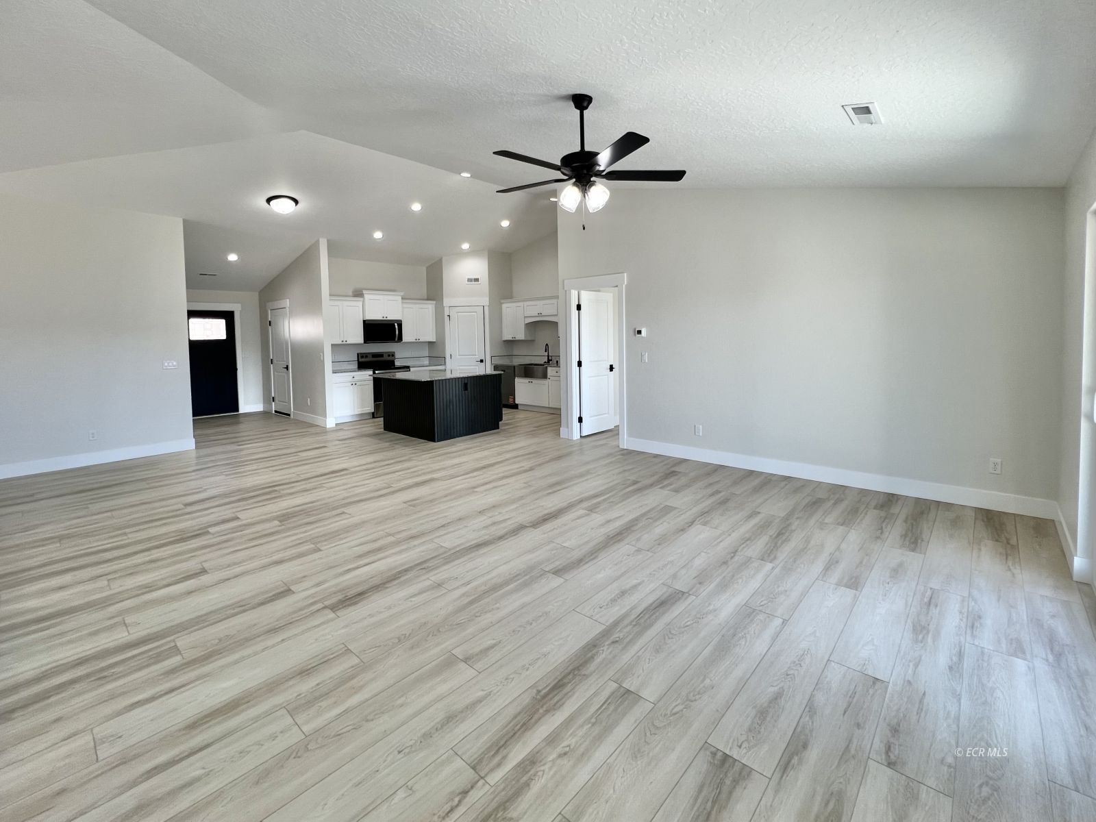 565 Blackstone Drive Property Photo 2