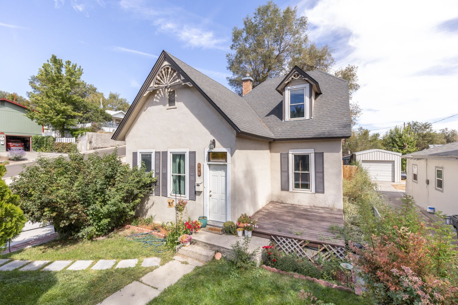 698 6th Street Property Photo 1