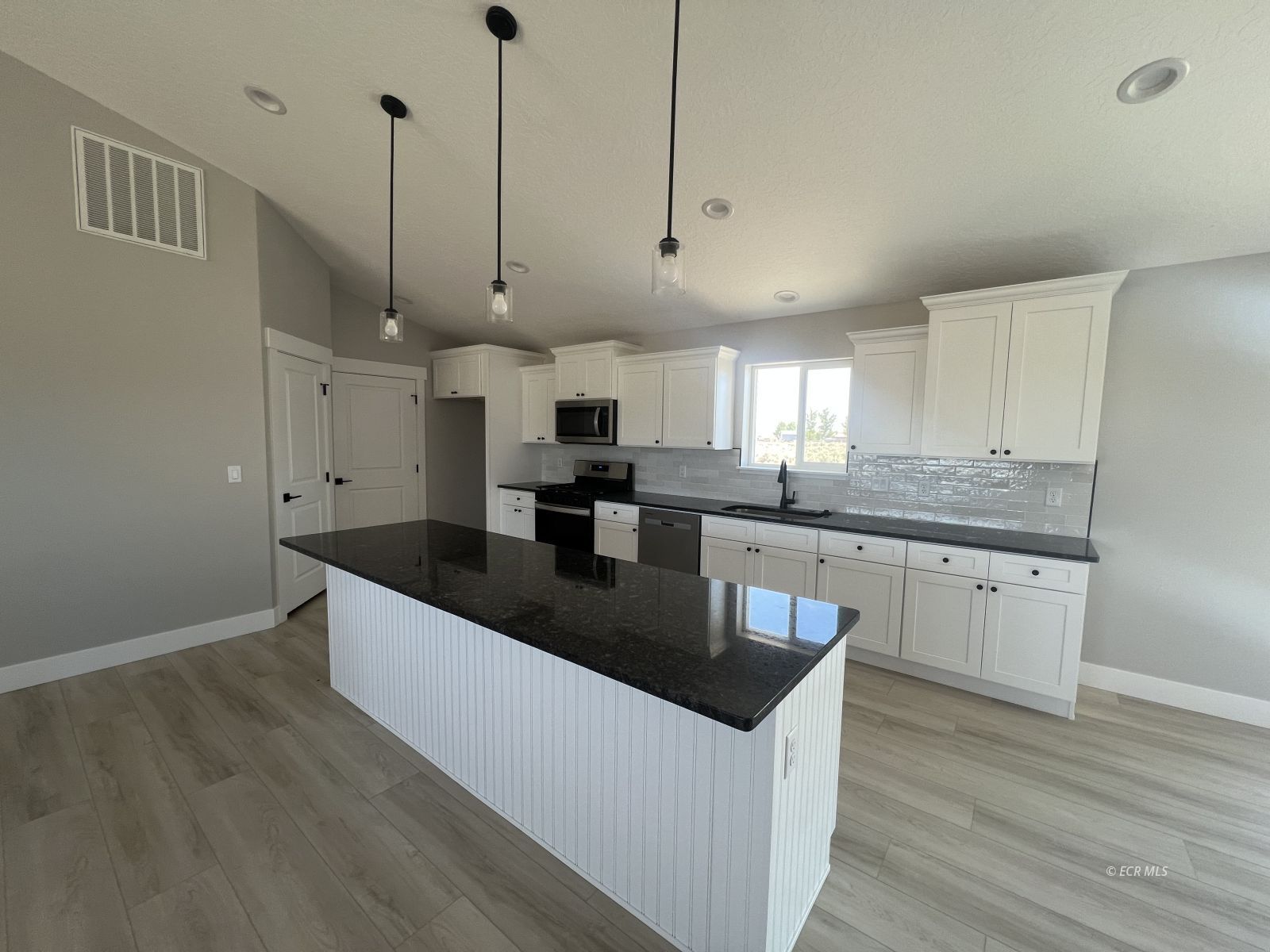 991 Wolf Creek Lane Property Photo 3
