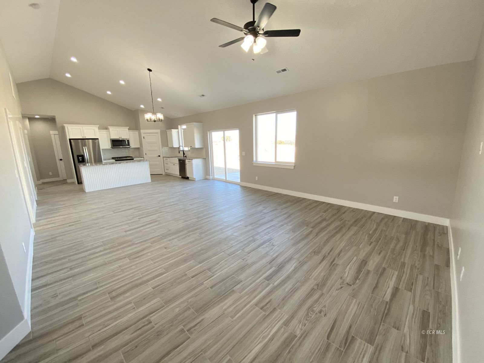 488 Flora Plaza Property Photo 2