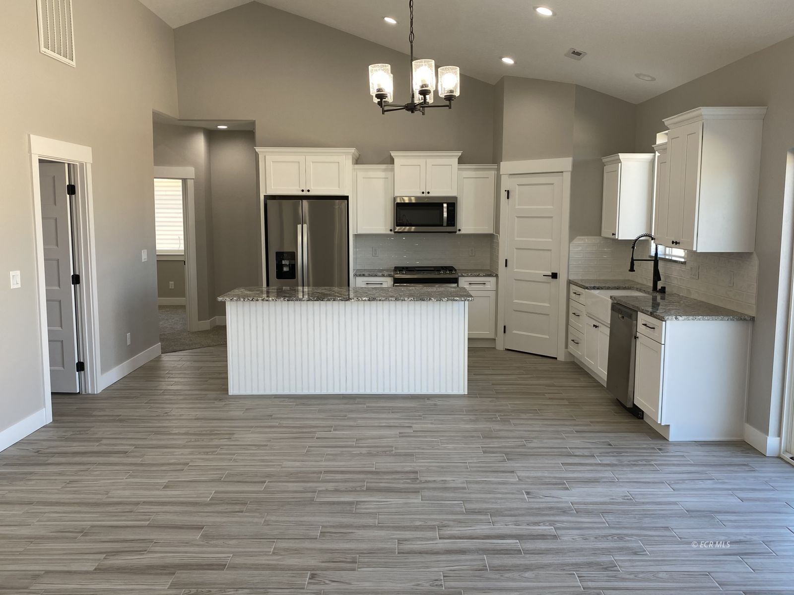 488 Flora Plaza Property Photo 3