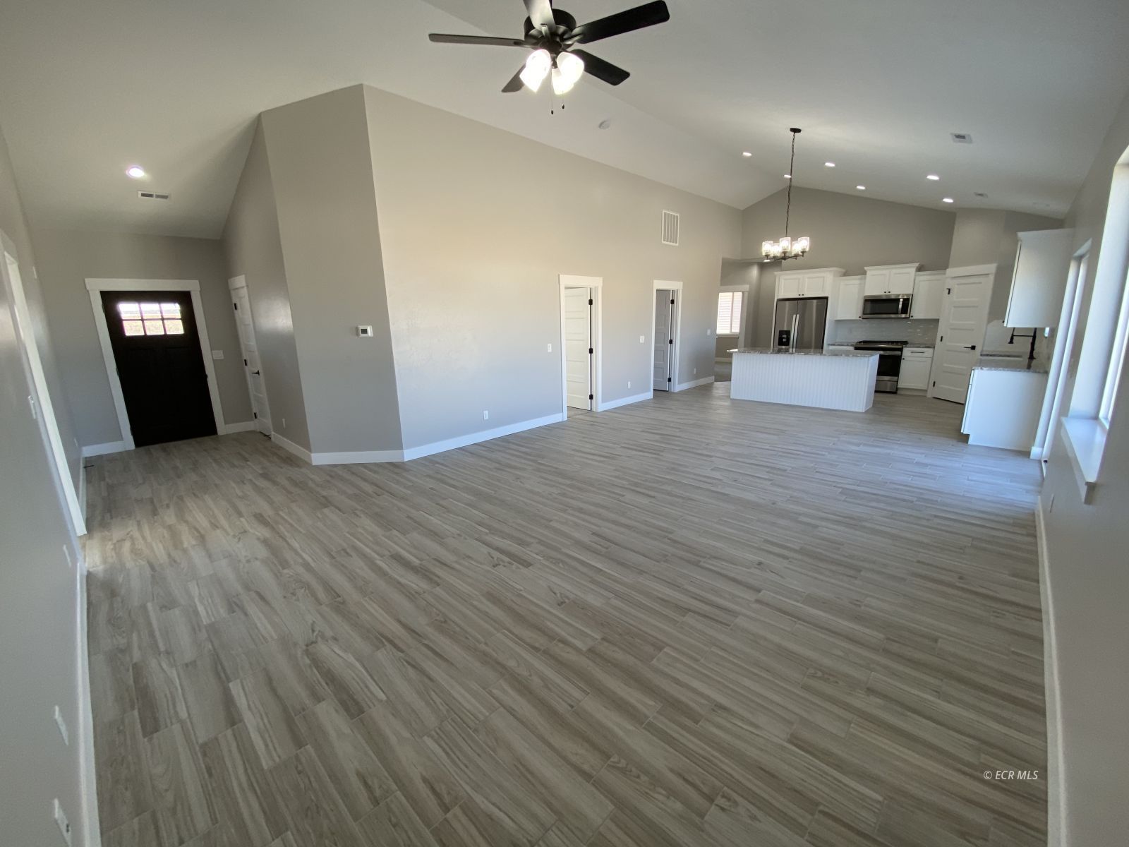 488 Flora Plaza Property Photo 4