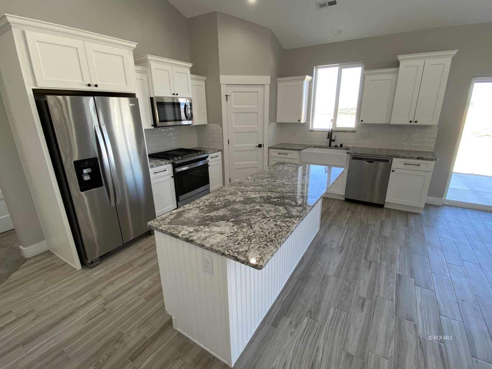 488 Flora Plaza Property Photo 5