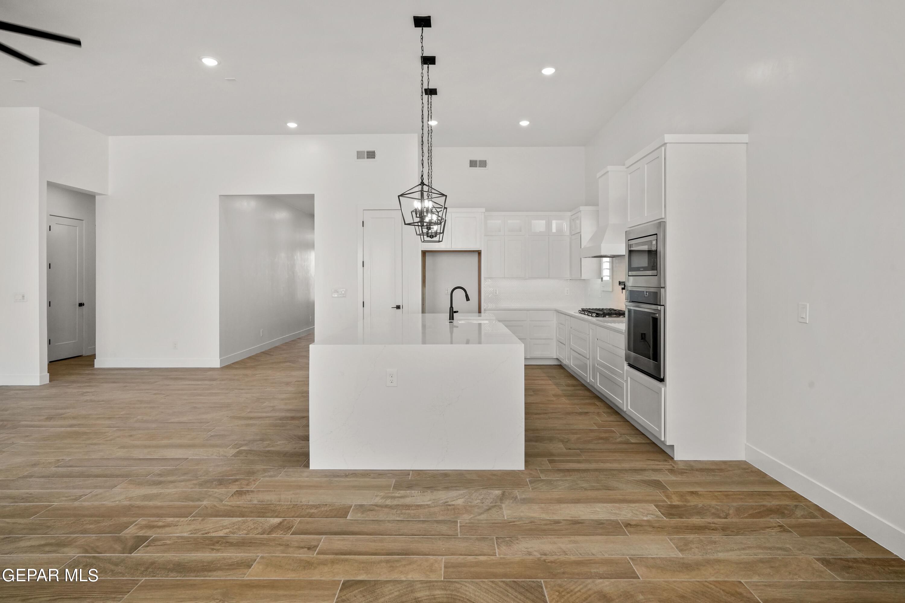 842 Harpendem Drive Property Photo 6