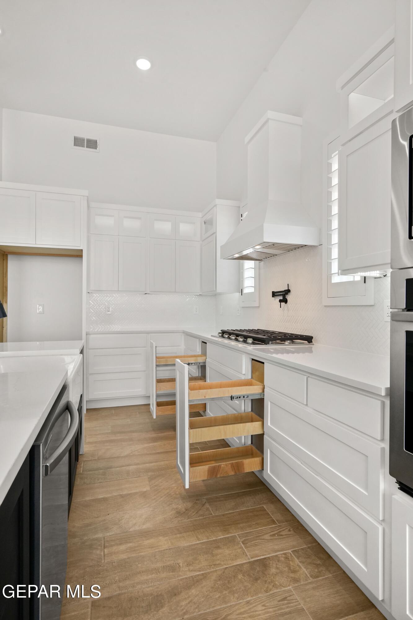 842 Harpendem Drive Property Photo 7