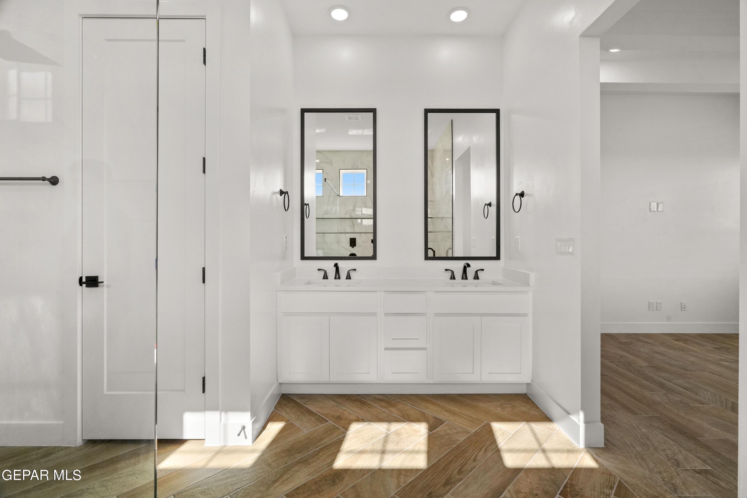 842 Harpendem Drive Property Photo 10