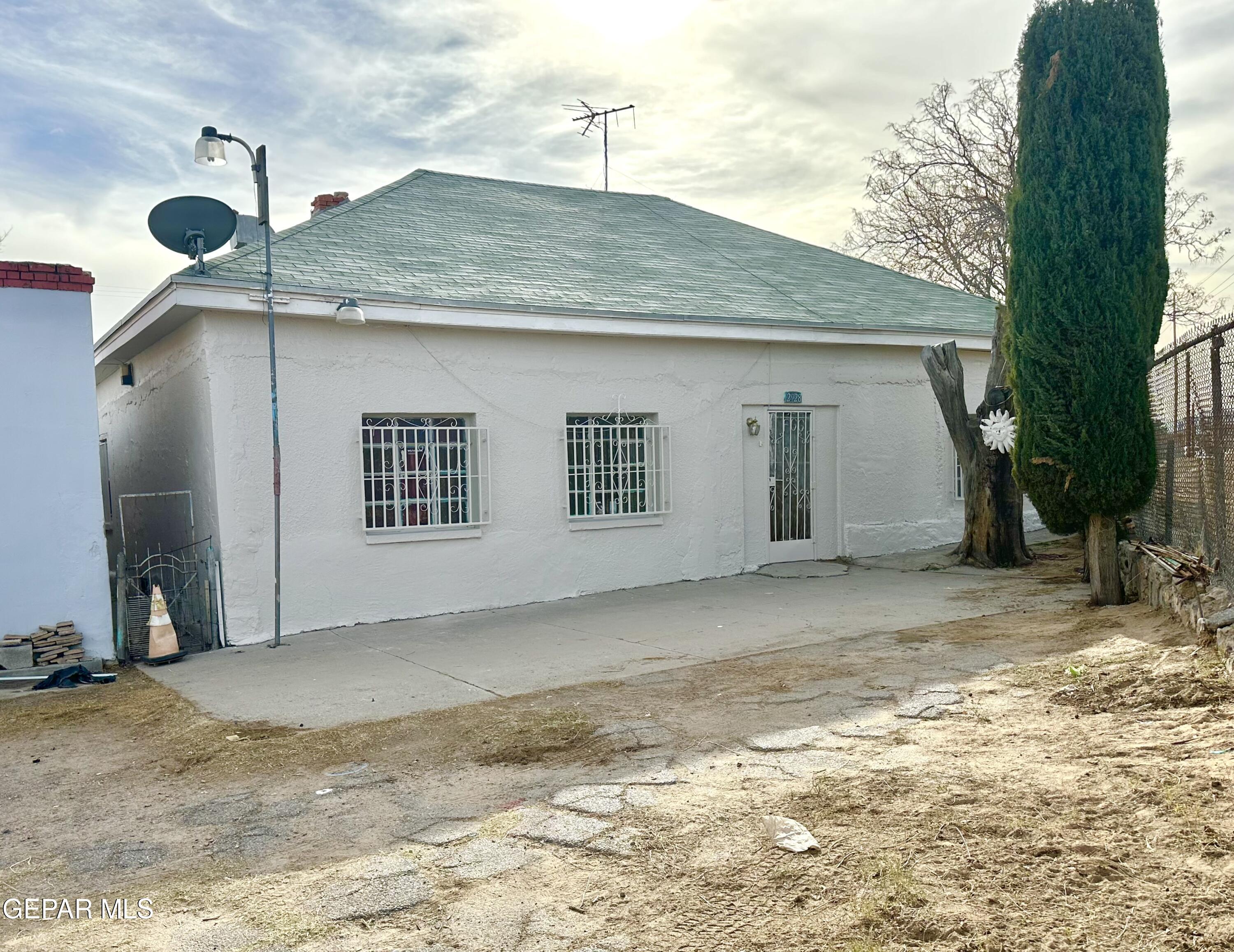 2928 E San Antonio Avenue