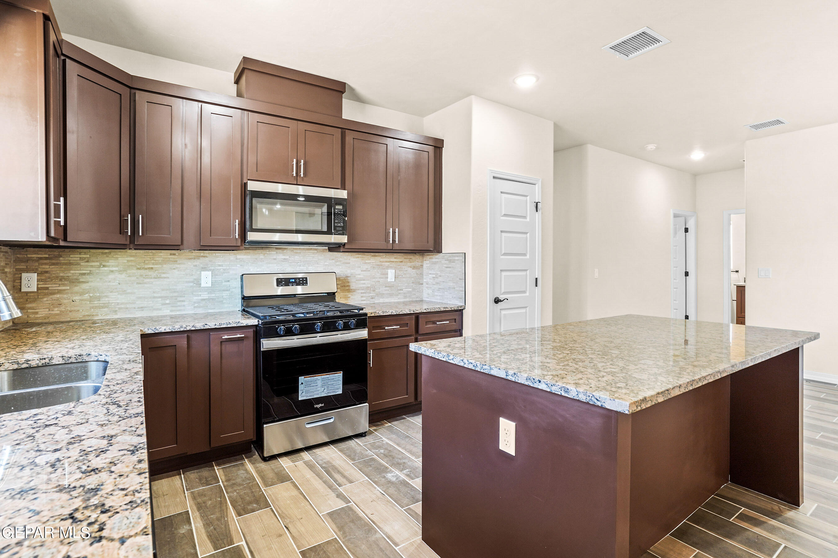 871 Country Club Road, 1d Property Photo 2