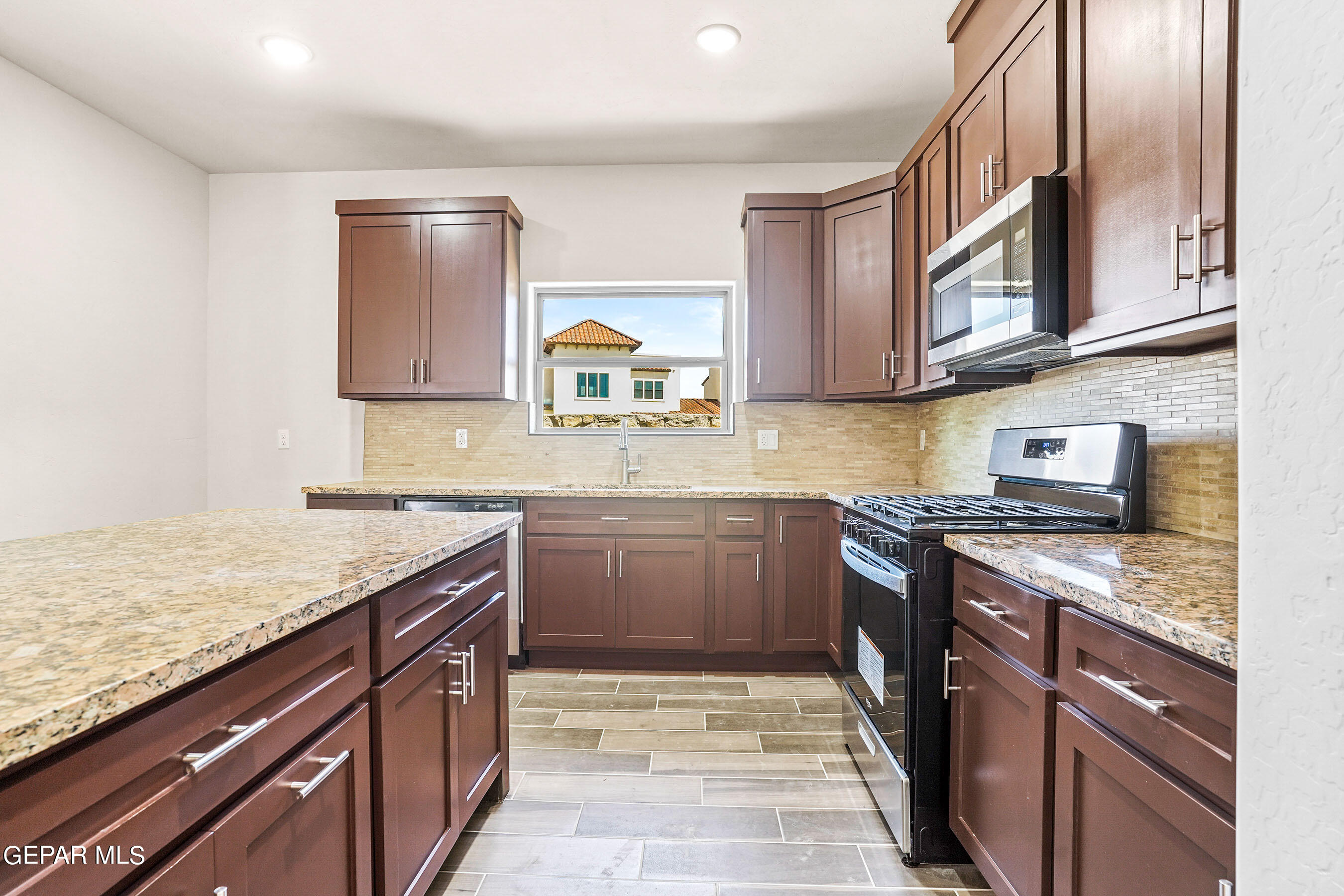 871 Country Club Road, 1d Property Photo 3