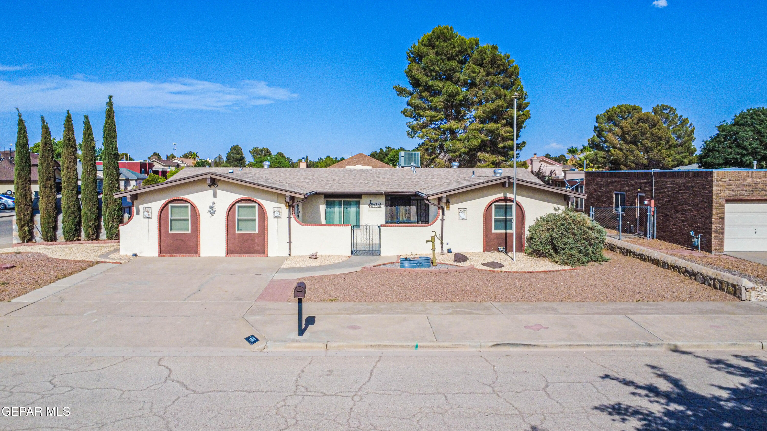 424 Benton Street Property Photo