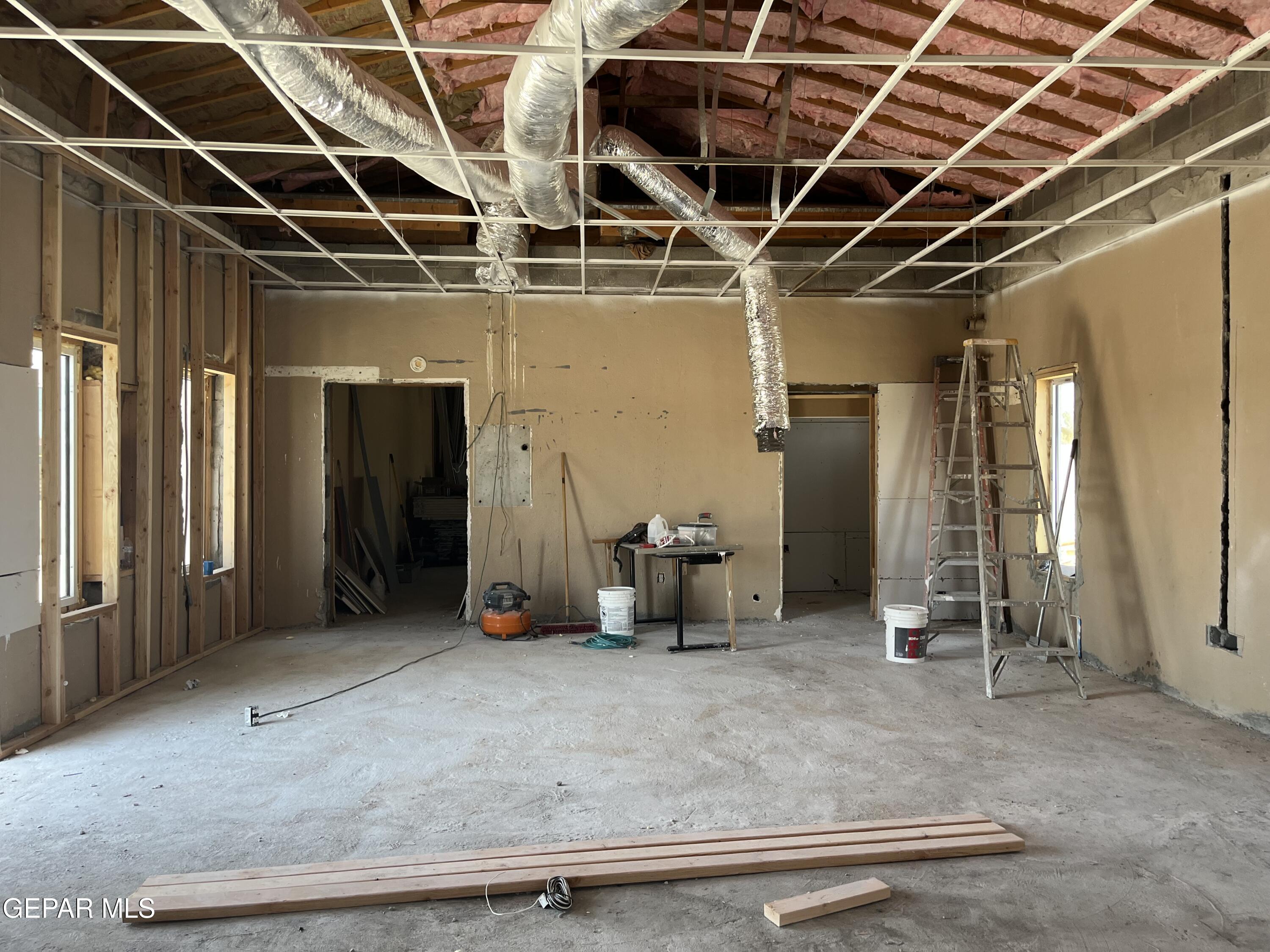 10923 N Loop Drive B Property Photo 6
