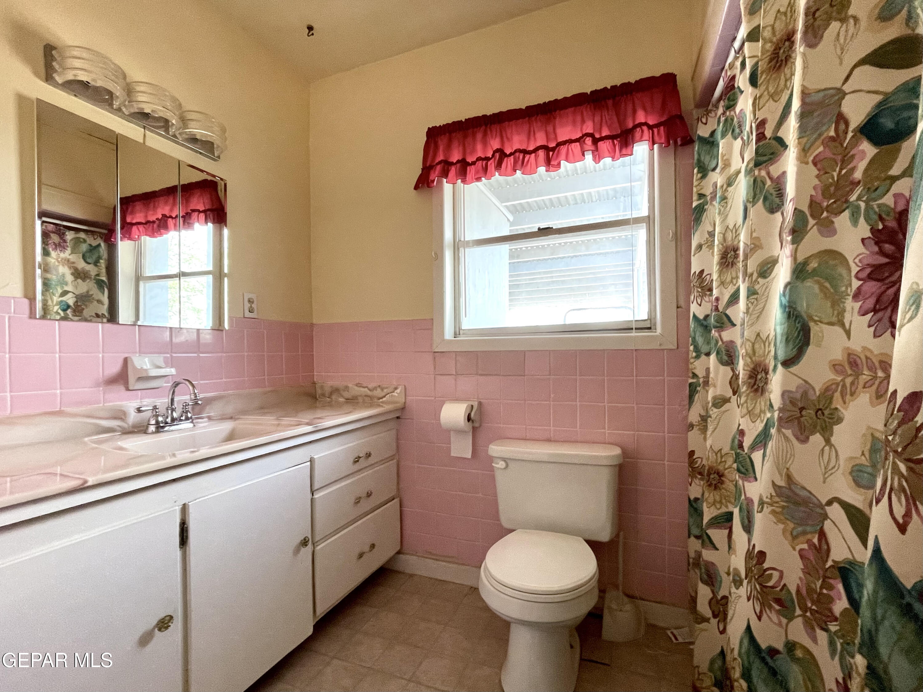 709 W Waco Street W Property Photo 6