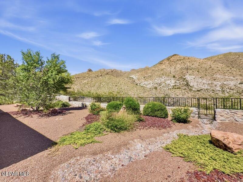 1092 Thunderbird Drive Property Photo 2