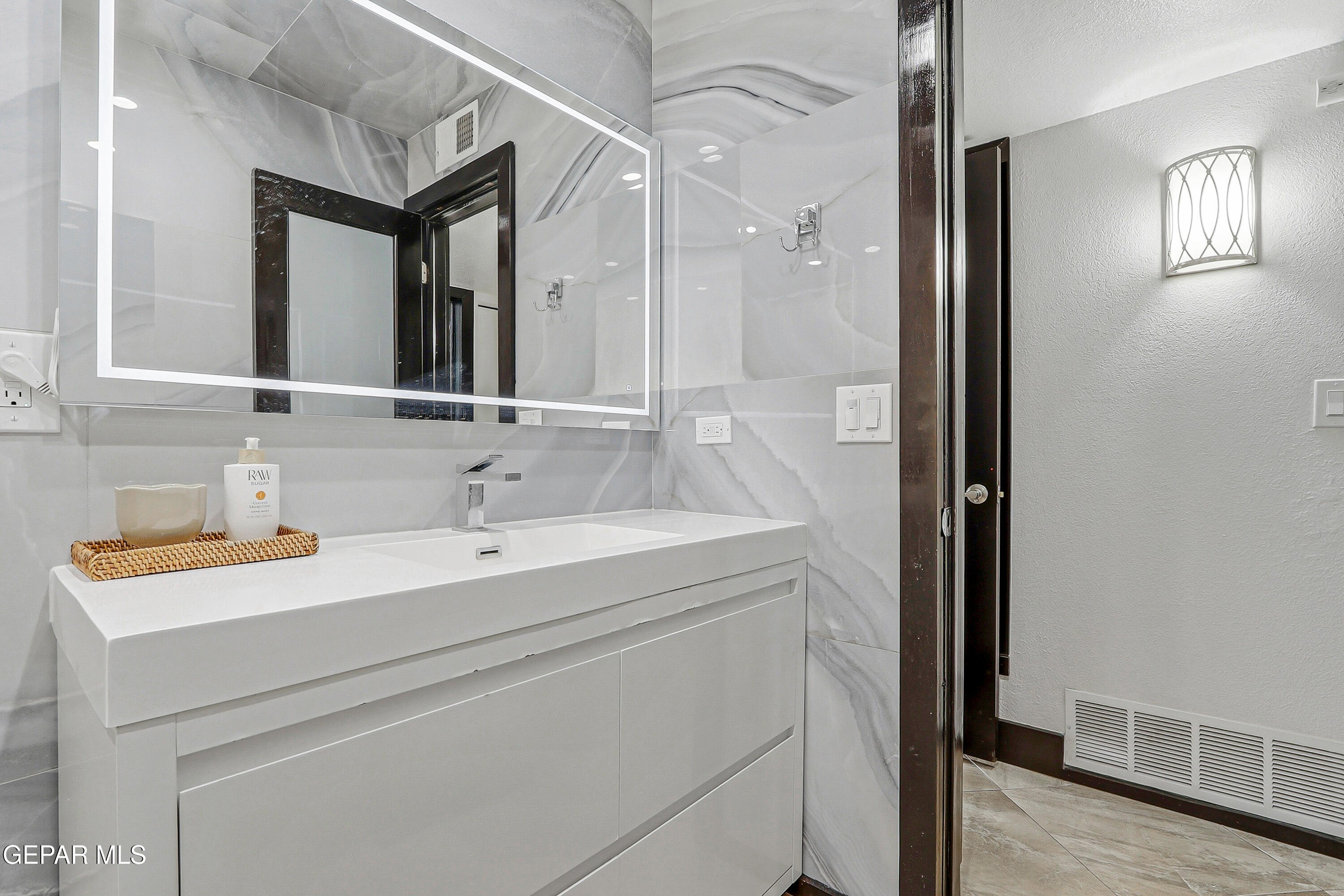 10101 Woodway Drive Property Photo 21