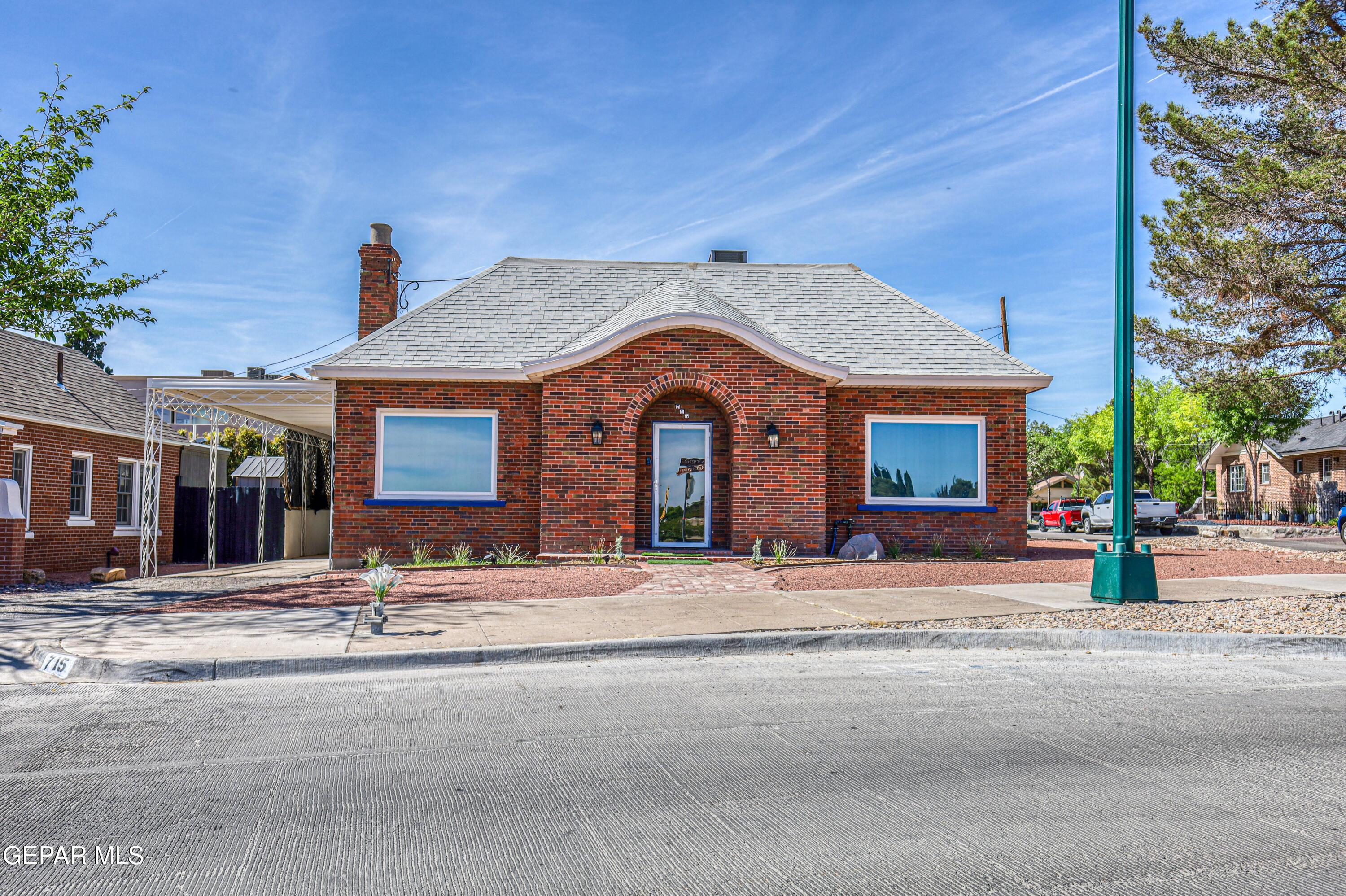 715 E Robinson Avenue Property Photo 1