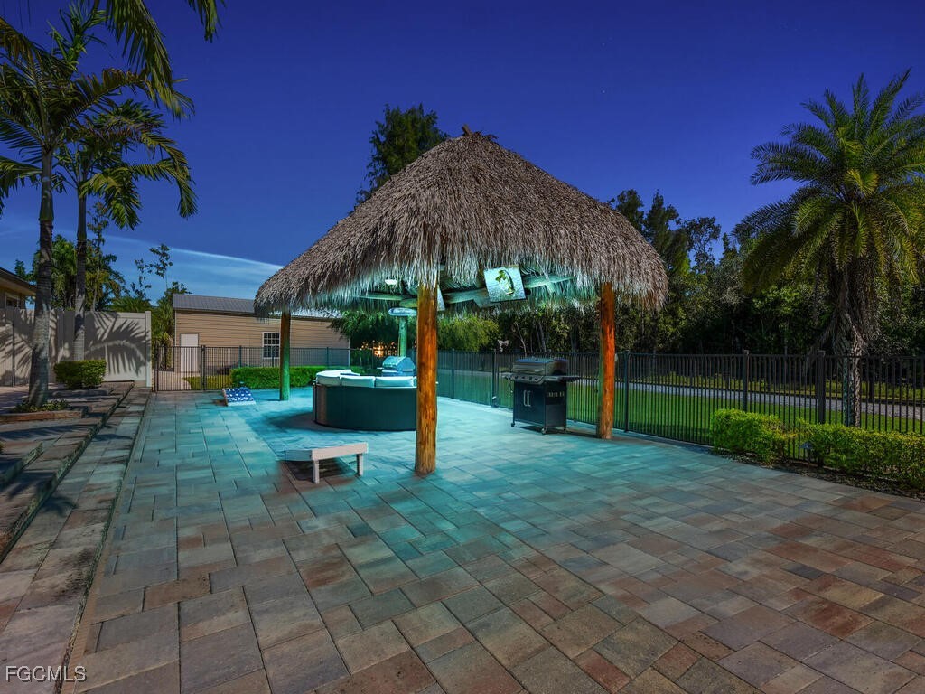 6480 Pine Cone Ct Property Photo 4