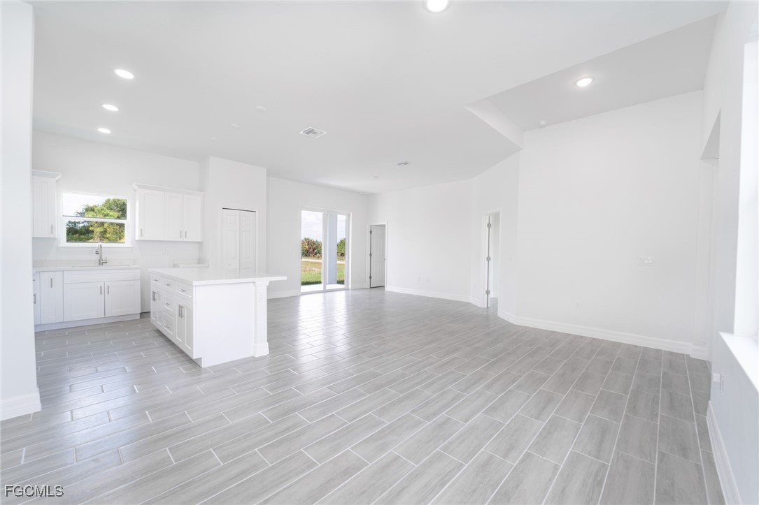 1251 Bari St E Property Photo 2