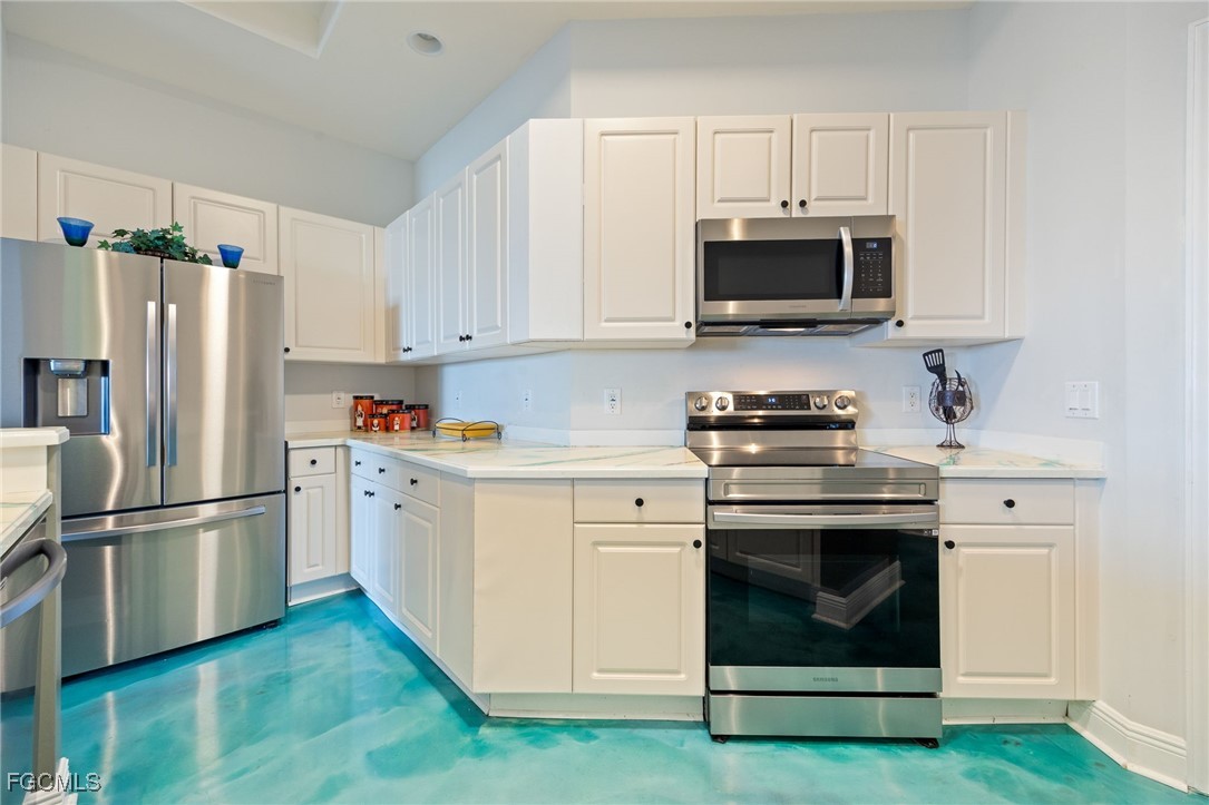2743 1st St 304 Property Photo 4