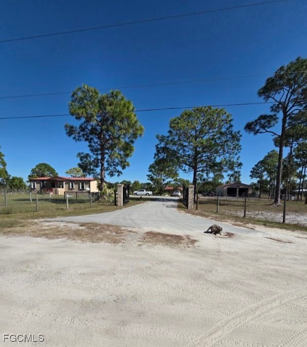 1860 Poinsettia Ave Property Photo 3