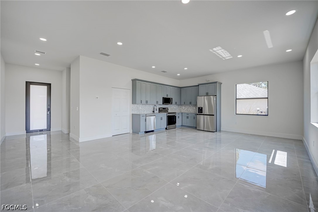 1134 Cumming St E Property Photo 8
