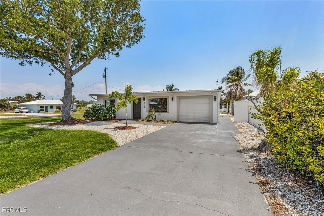 2390 Oleander St Property Photo 6