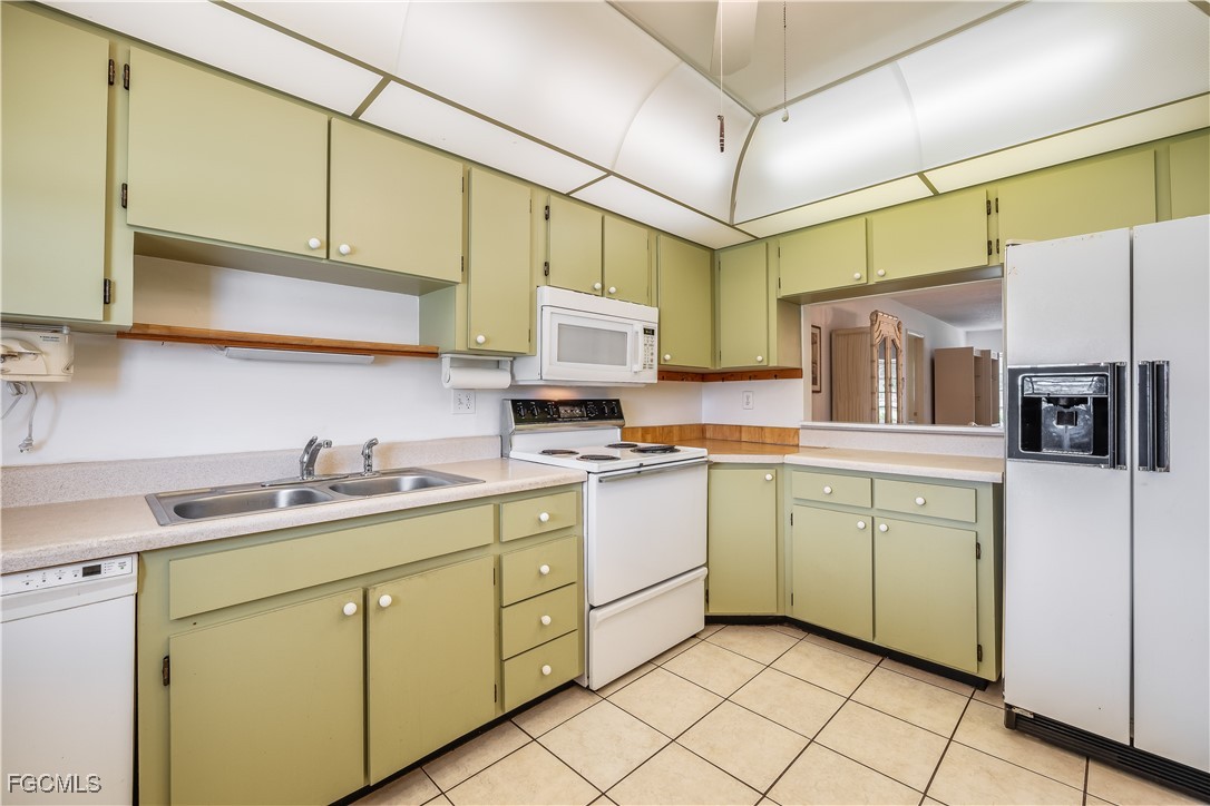 6992 Edgewater Cir Property Photo 4