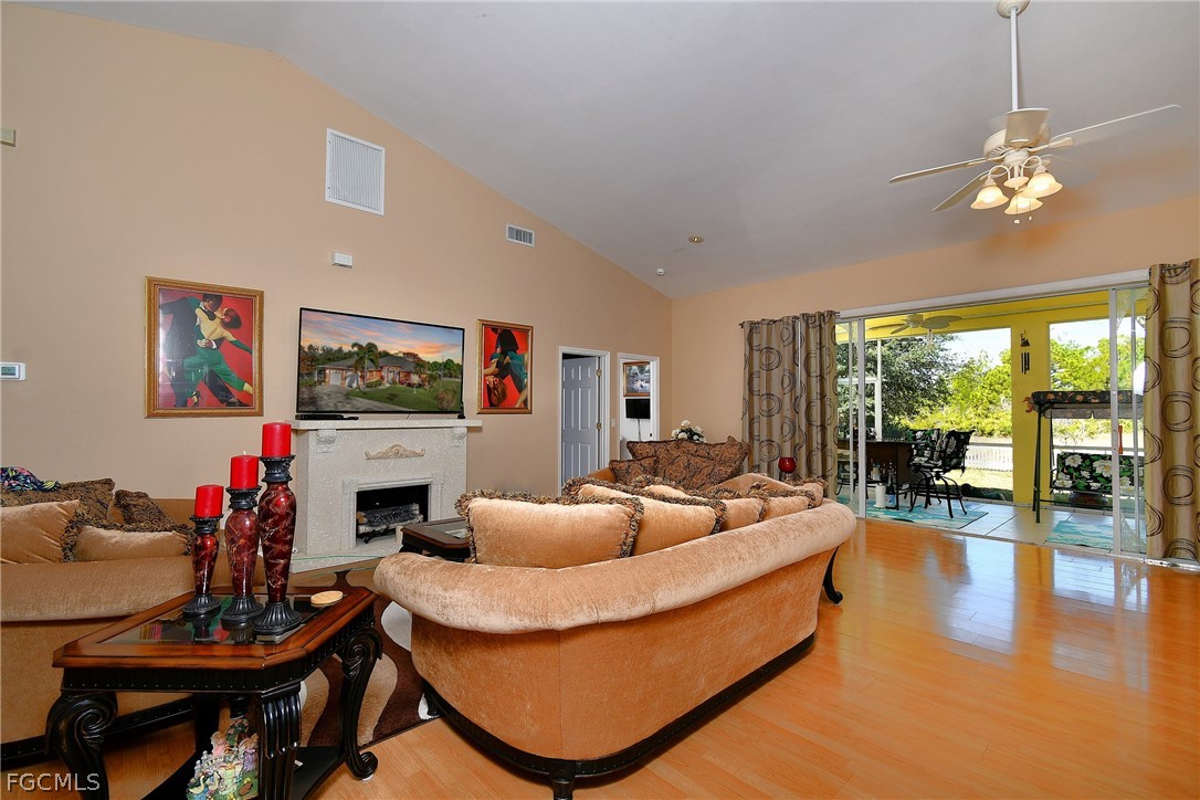 836 Worth Ave S Property Photo 4