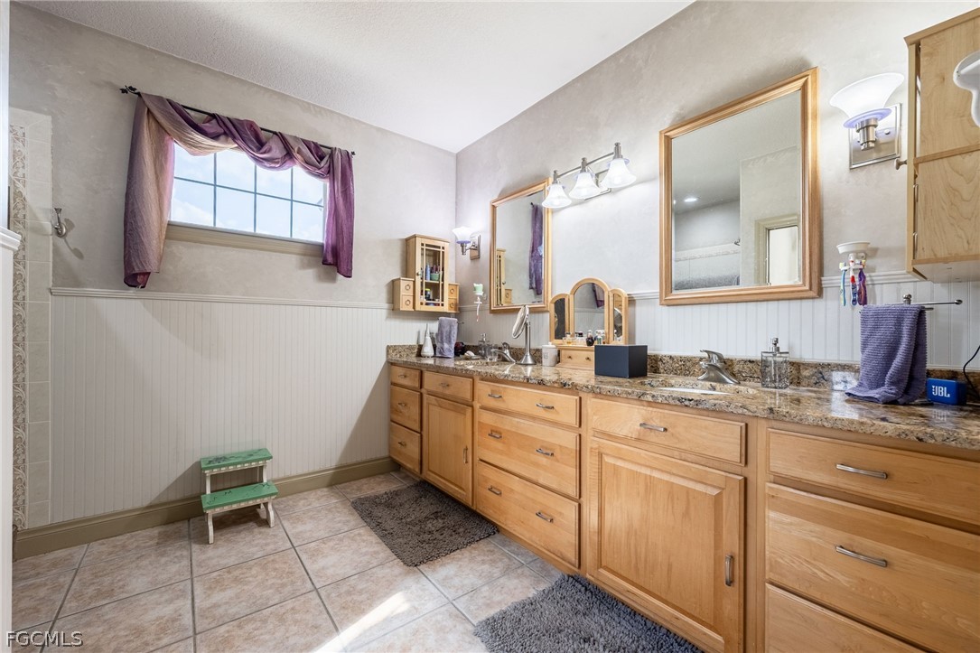 22800 N River Rd Property Photo 19