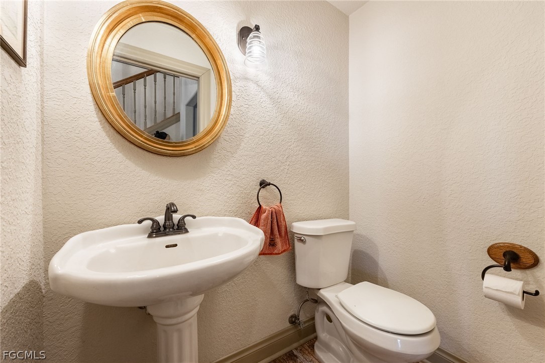 22800 N River Rd Property Photo 21