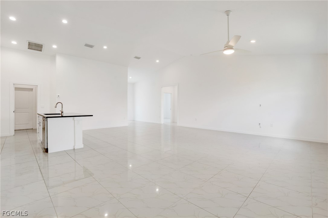2725 Sw Embers Ter Property Photo 3