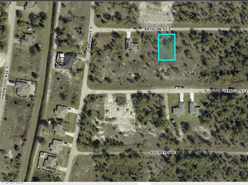862 Arogon St E Property Photo 3