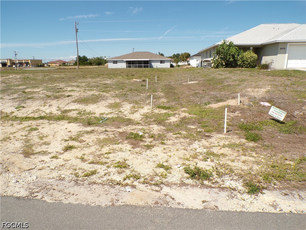 825 Ne 15th Ln Property Photo 3