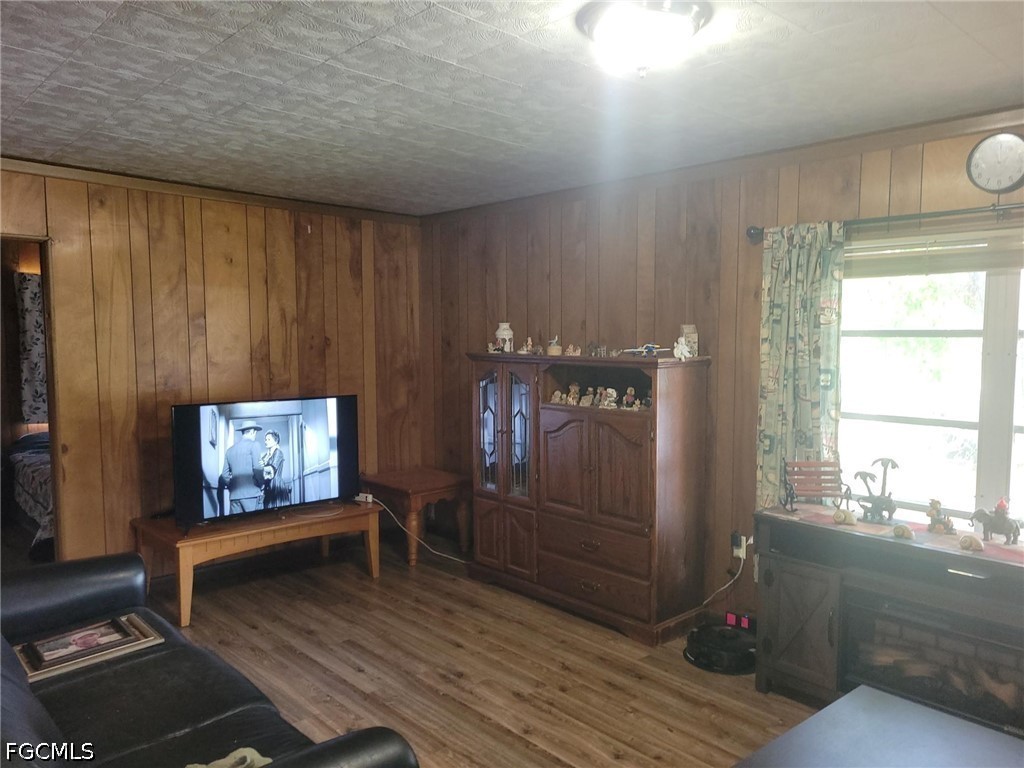 1104 Gulf St Property Photo 4